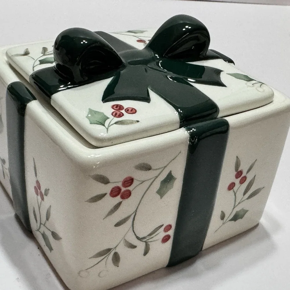 Pfaltzgraff Winterberry Candy Box Trinkets Tea Box Lid Berries Bow Christmas